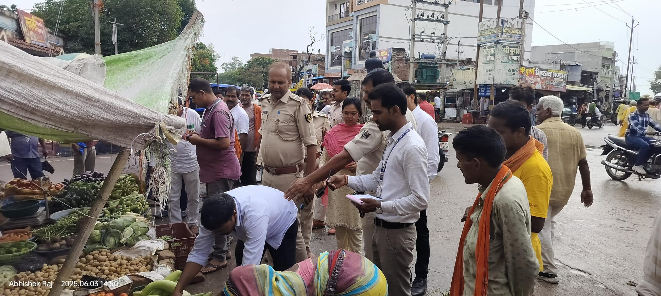 अतिक्रमण हटाने के लिए रामगढ़ में चला बुलडोजर