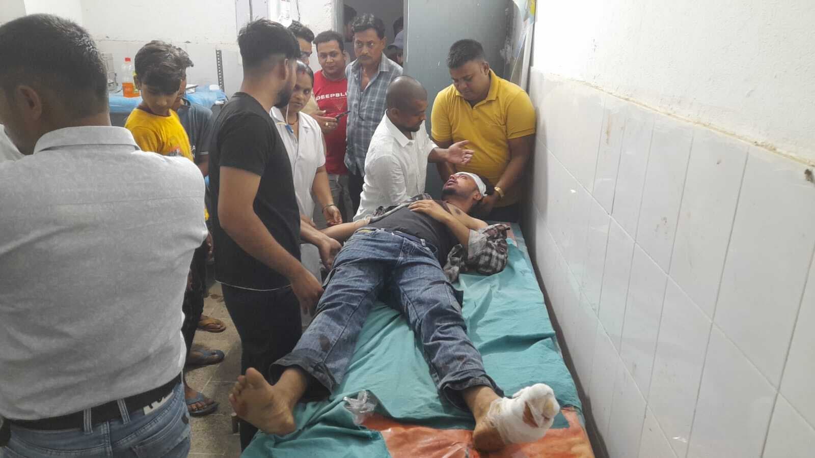 दो बाइकों की टक्कर में दो युवक घायल