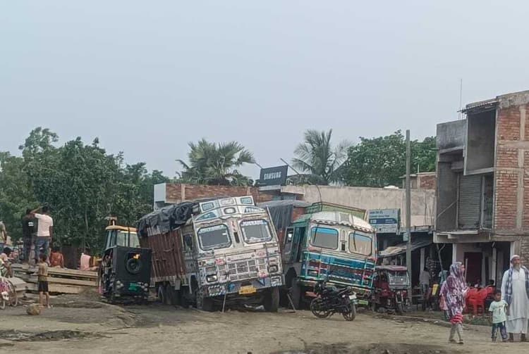 उधवा चौक में ट्रक फंसने से घंटों जाम, यातायात बाधित