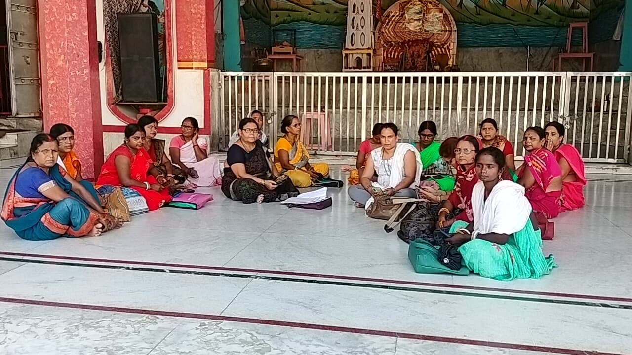 विभाग के दिये मोबाइल हो गये खराब, अधिकारी सुनने को तैयारी नहीं