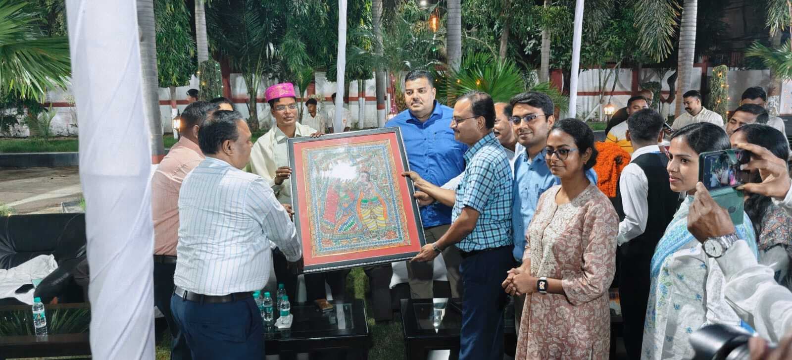 स्थानांतरित डीएम के सम्मान में विदाई समारोह आयोजित , भावुक पल में दी गयी शुभकामनाएं