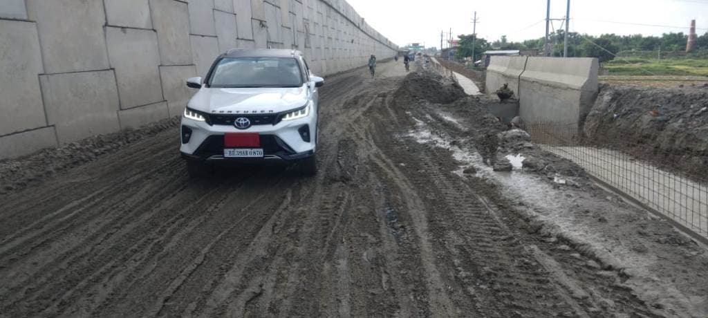 फ्लाई ओवर ब्रिज के दोनों साइड कीचड़ से गिरकर घायल हो रहे बाइक सवार