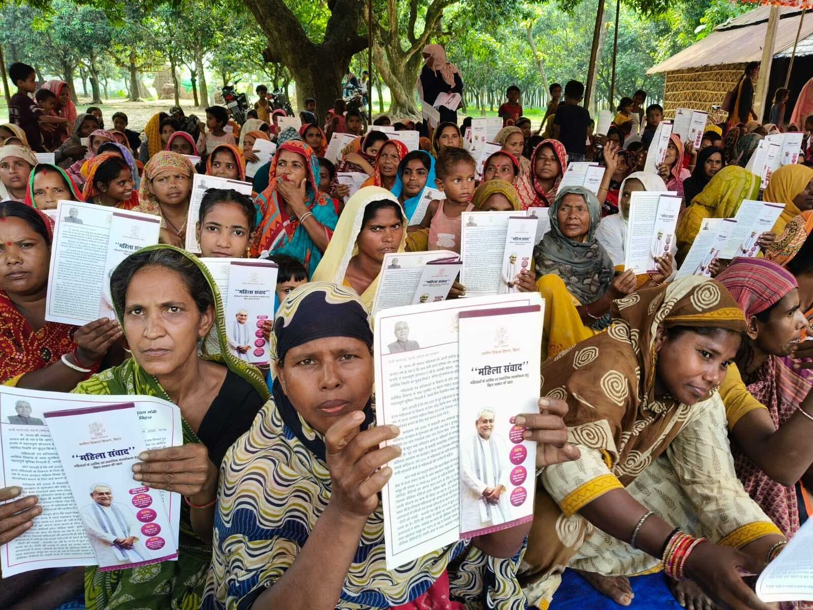 महिला संवाद : समूह से मदद पाकर स्वावलंबी बन रही दीदियां