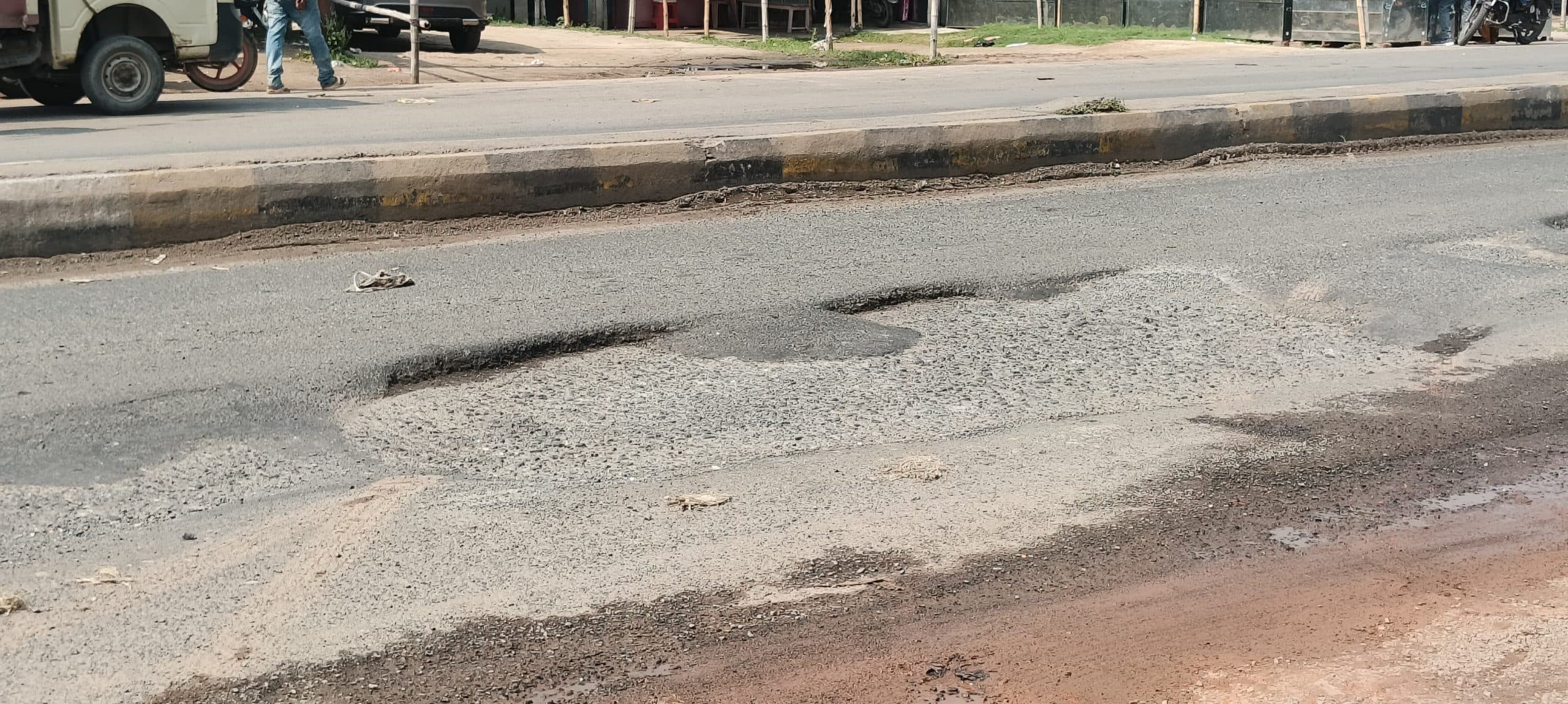 जर्जर एनएच 27 हादसे को दे रहा आमंत्रण