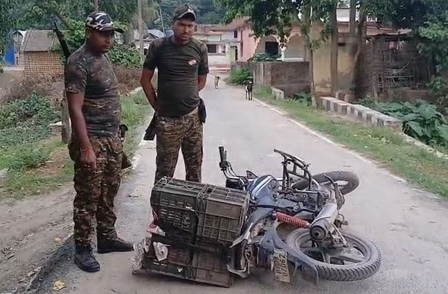 13 किलो गांजा व बाइक किया जब्त, तस्कर फरार