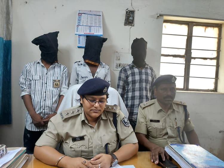 Patna News : धनबाद के एंजेल वन माइक्रो फाइनांस में डकैती करने जा रहे तीन अपराधी हथियार के साथ गिरफ्तार