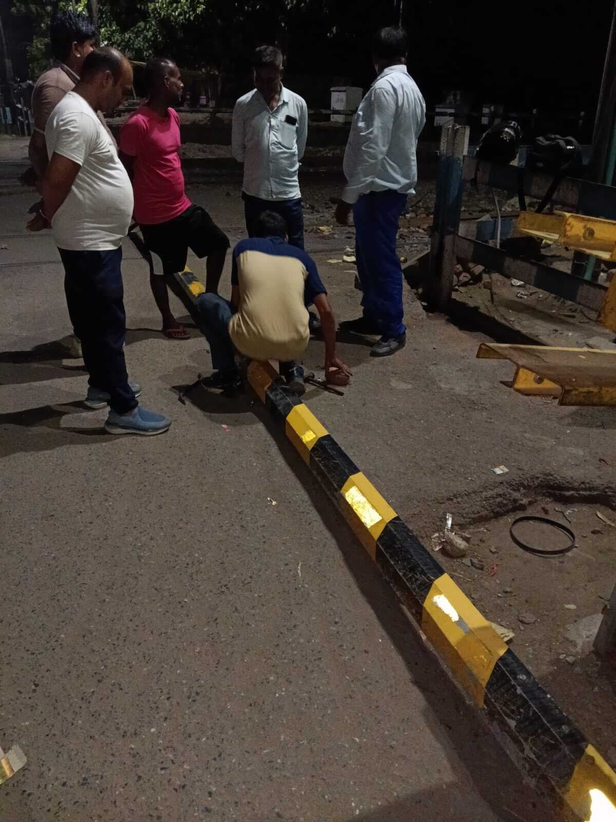 कार ने मारा धक्का, वागेश्वरी फाटक क्षतिग्रस्त