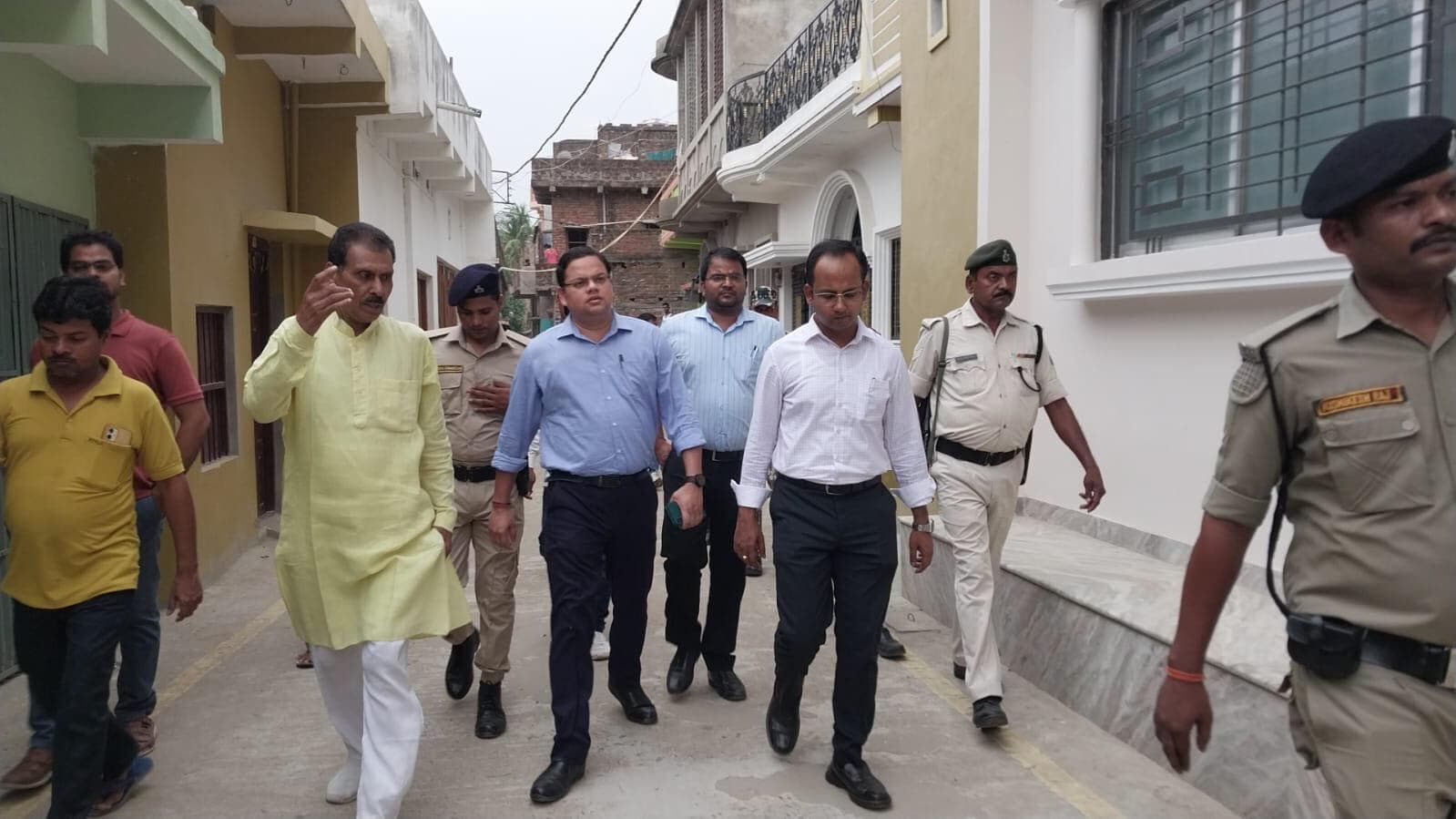 कादिरगंज में तसर कुटीर उद्योग भवन का डीएम ने किया गया निरीक्षण