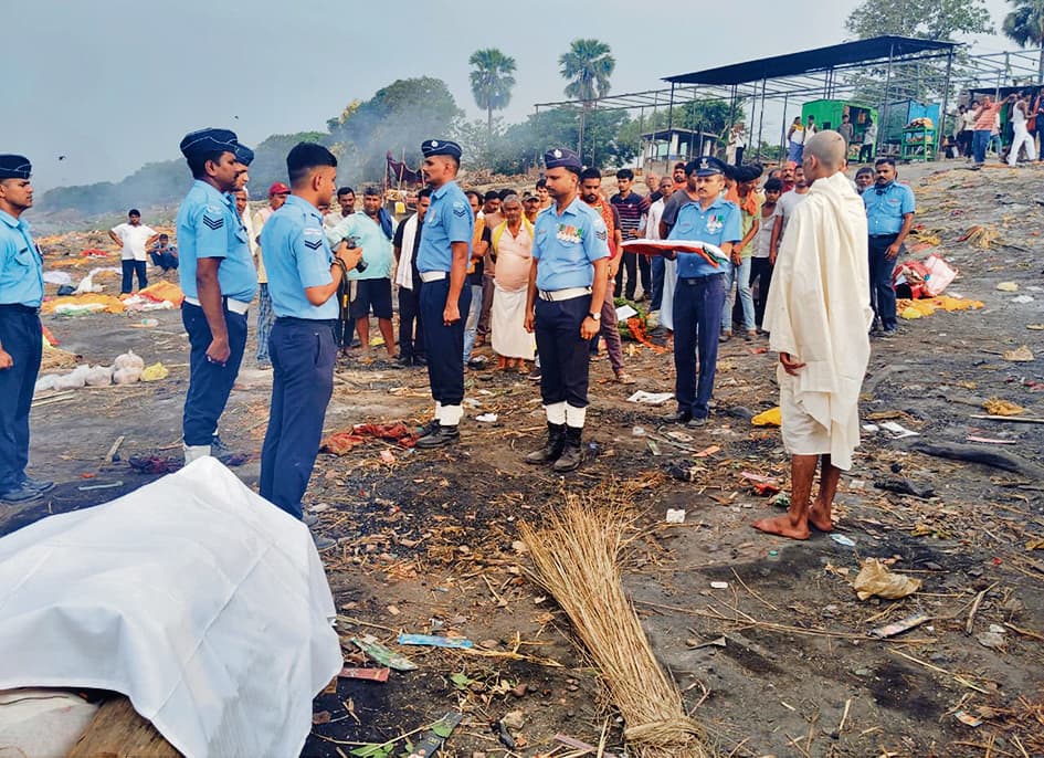 शादी की खुशियां मातम में बदलीं एयरफोर्स के जवान को दी गयी अंतिम सलामी