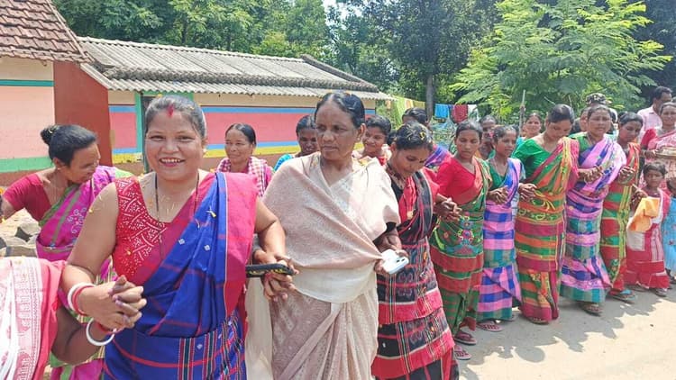 Seraikela Kharsawan News : सांसद का राजनगर दौरा समस्याओं से हुईं रूबरू