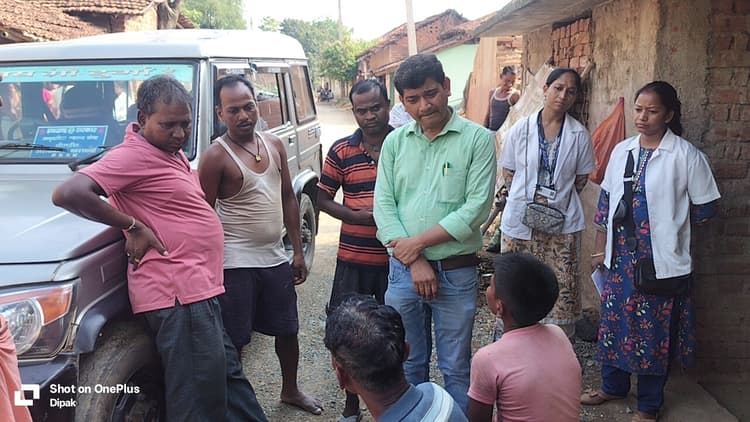 Seraikela Kharsawan News : टीम ने घर- घर जांच की, 4 मरीजों को स्लाइन चढ़ाया