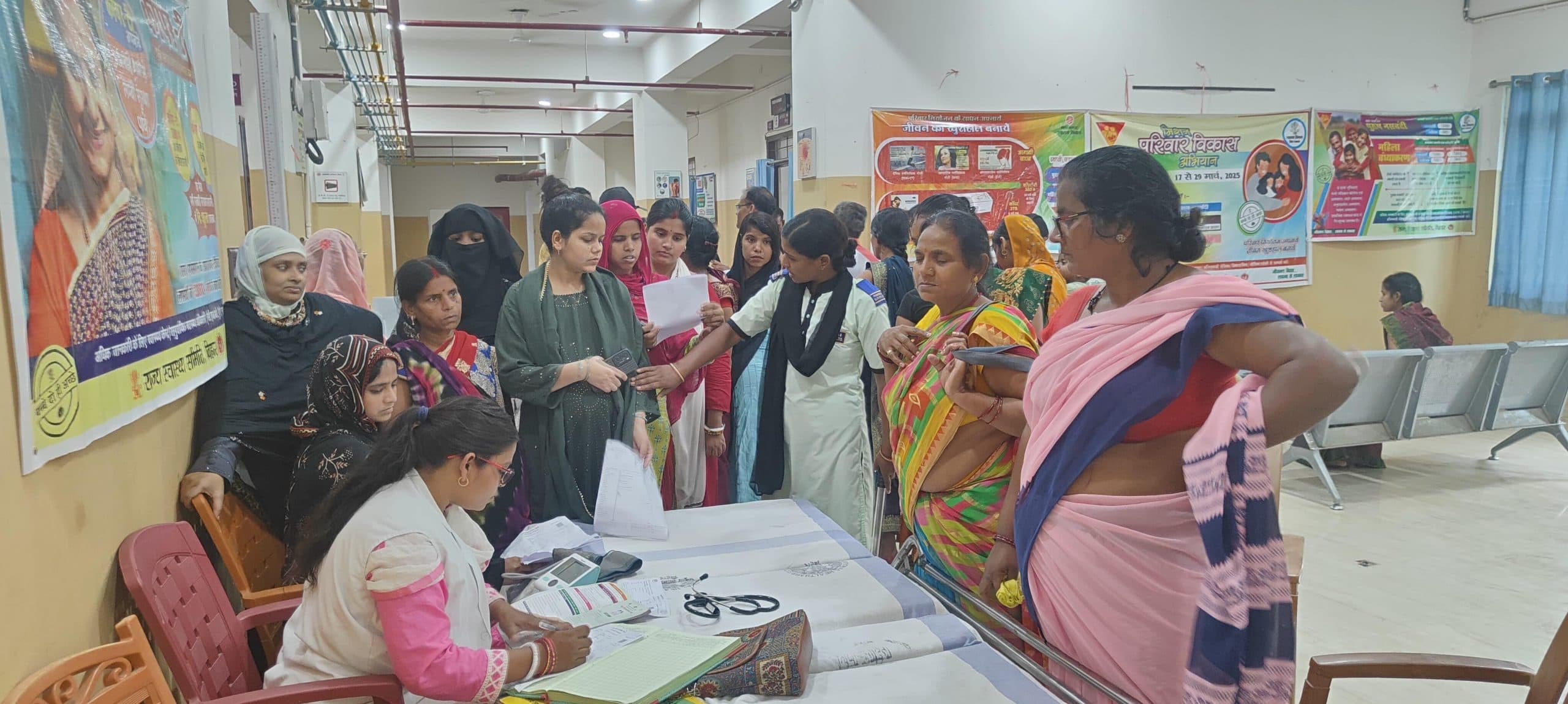 गोगरी अस्पताल में मरीज आ रहे बगैर मास्क पहने, नहीं है रोकटोक