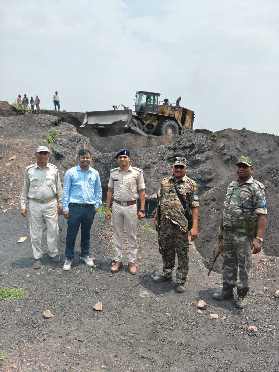 Bokaro News : अवैध खनन के लिए बनी सुरंगों को बंद कराया