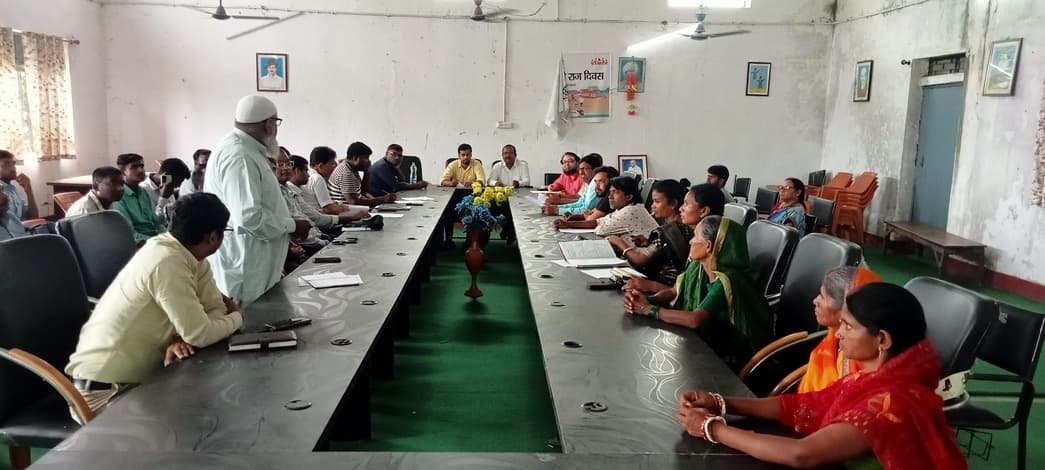 अंचल निरीक्षक पर पंसस सदस्यों ने लगाया मनमानी का आरोप