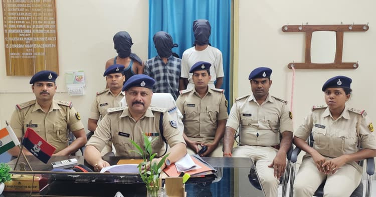 लूटपाट करने वाले तीन गिरफ्तार दो बाइक व लूट के रुपये बरामद