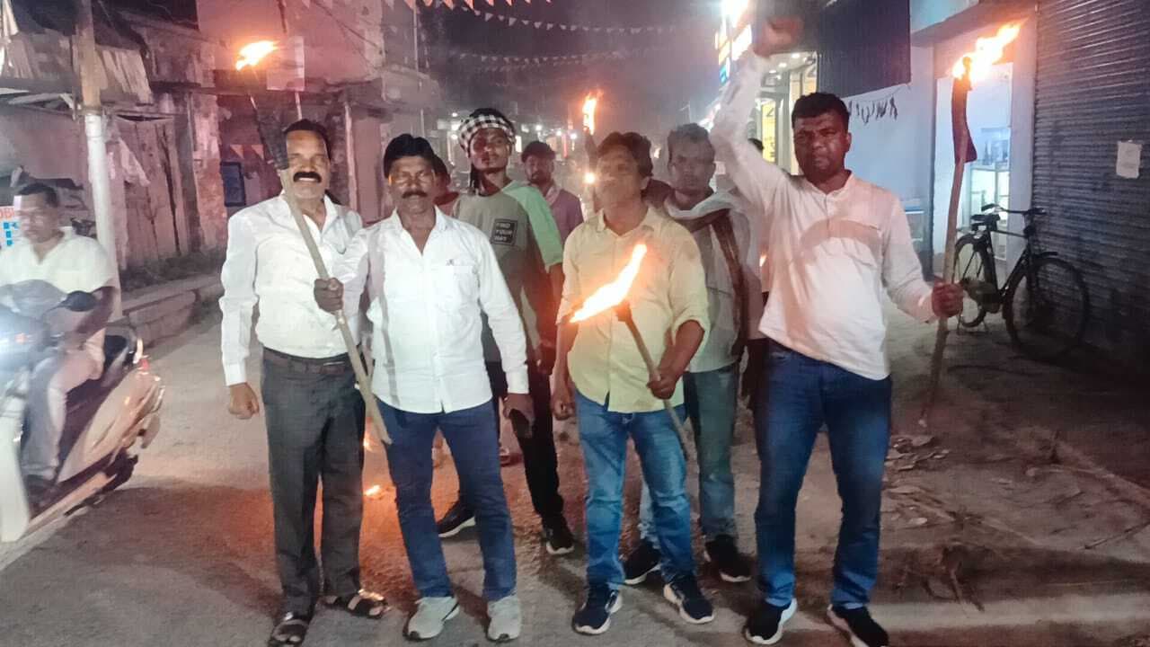 East Singhbhum News : झारखंड बंद के समर्थन में निकाला मशाल जुलूस