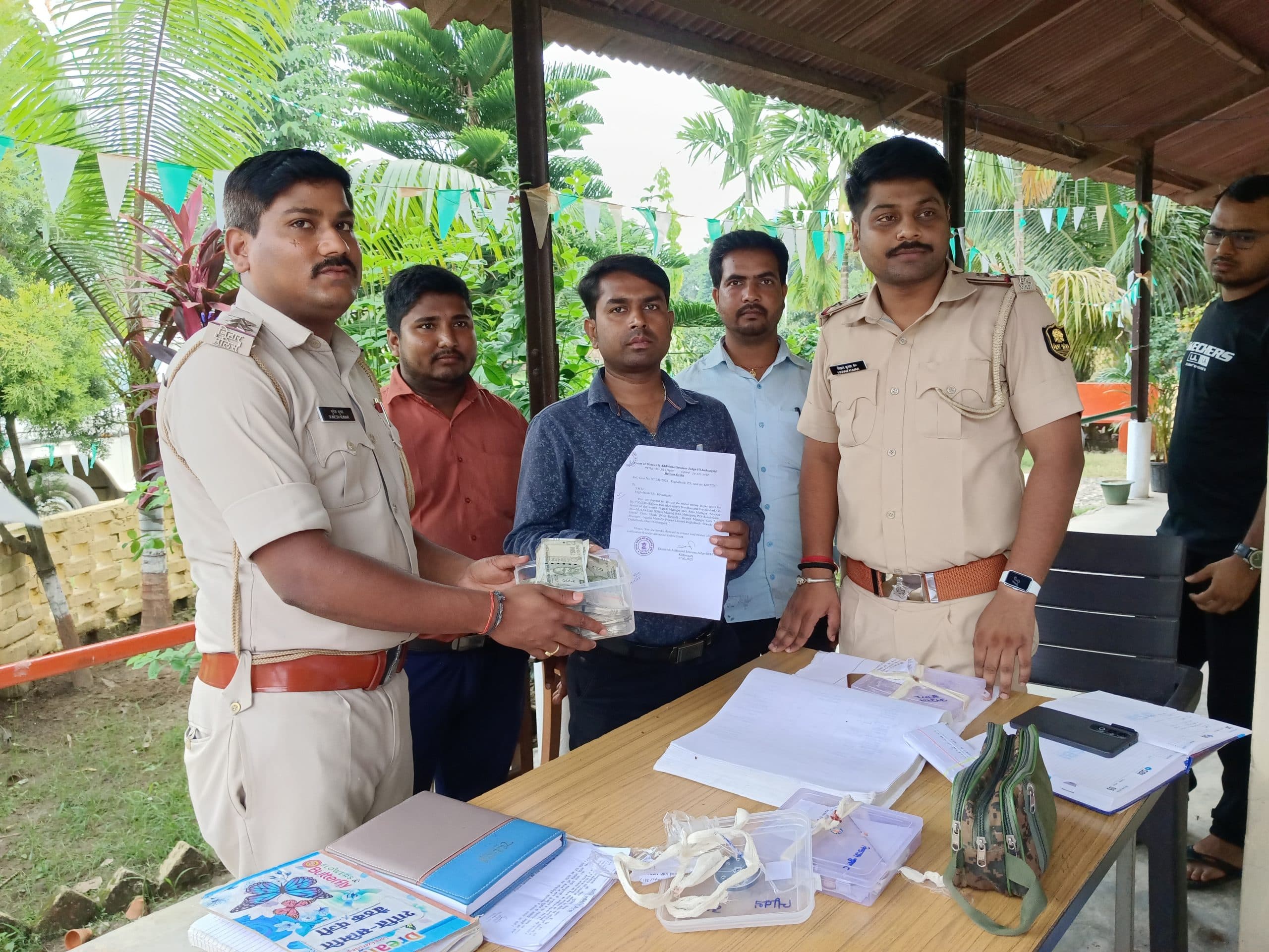 अपराधियों से बरामद 2.95 लाख रूपये कंपनी को सौंपा