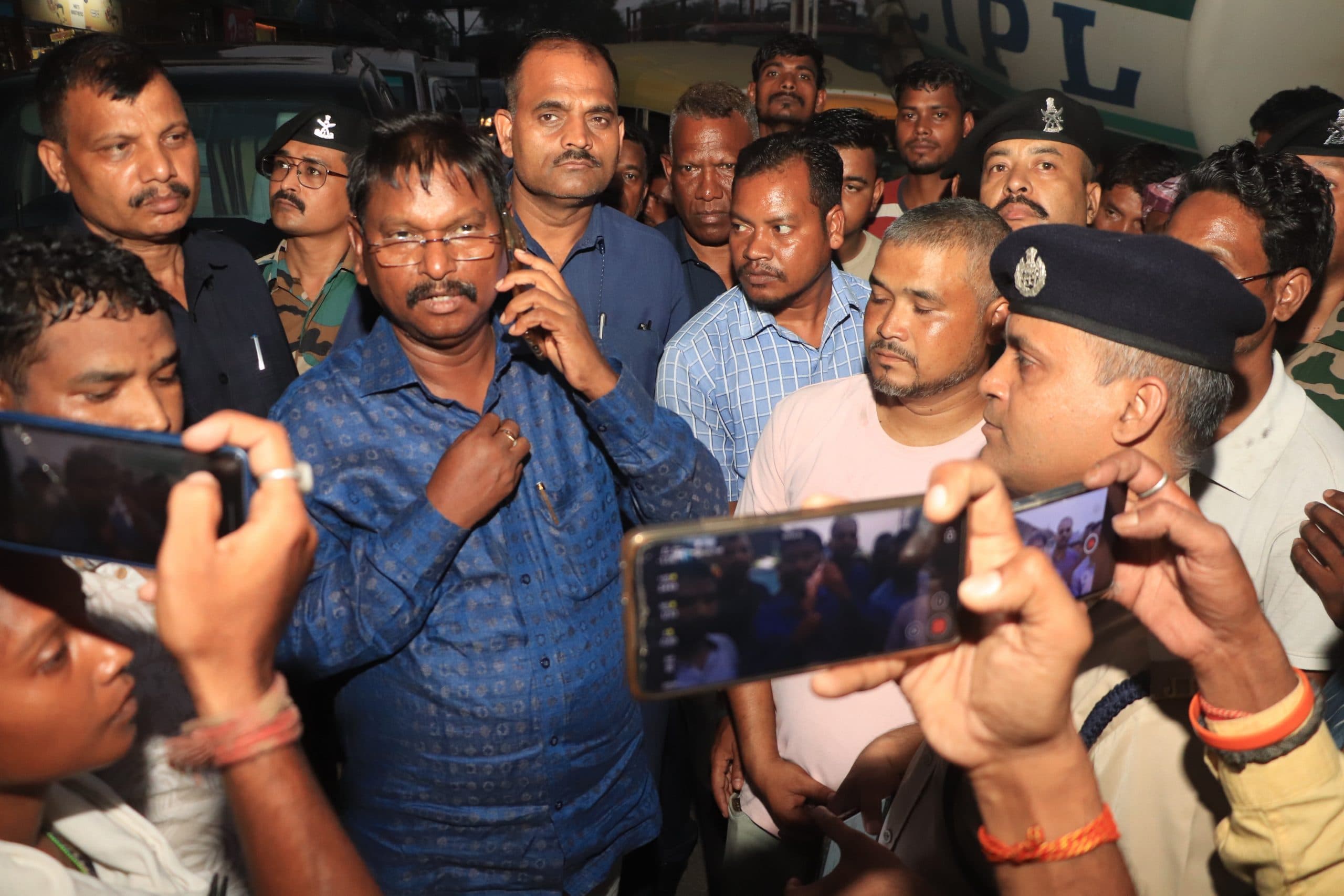 Jamshedpur News : परसुडीह : परसुडीह में जेसीबी की चपेट में आकर बाइक सवार की मौत, विरोध में दो घंटे सड़क जाम