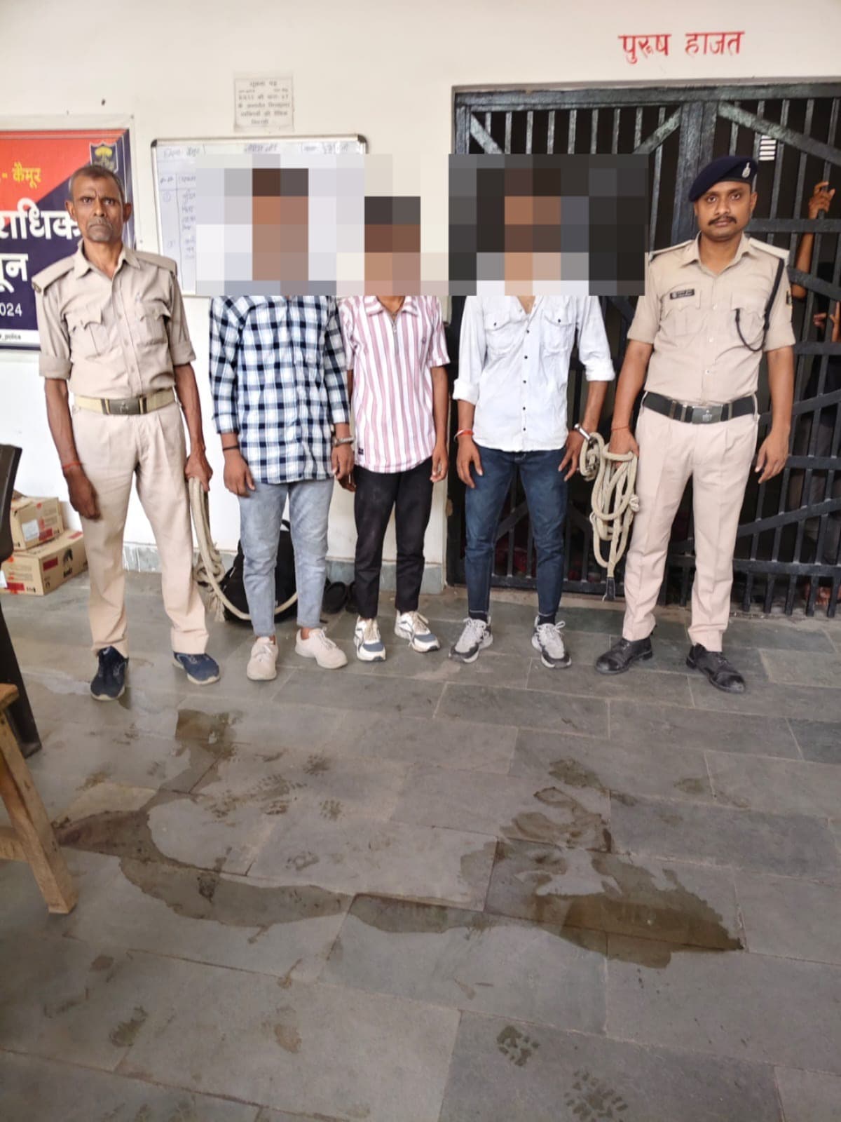 कुल्फी ठेला चुराकर भाग रहे तीन चोरों को पुलिस ने पकड़ा