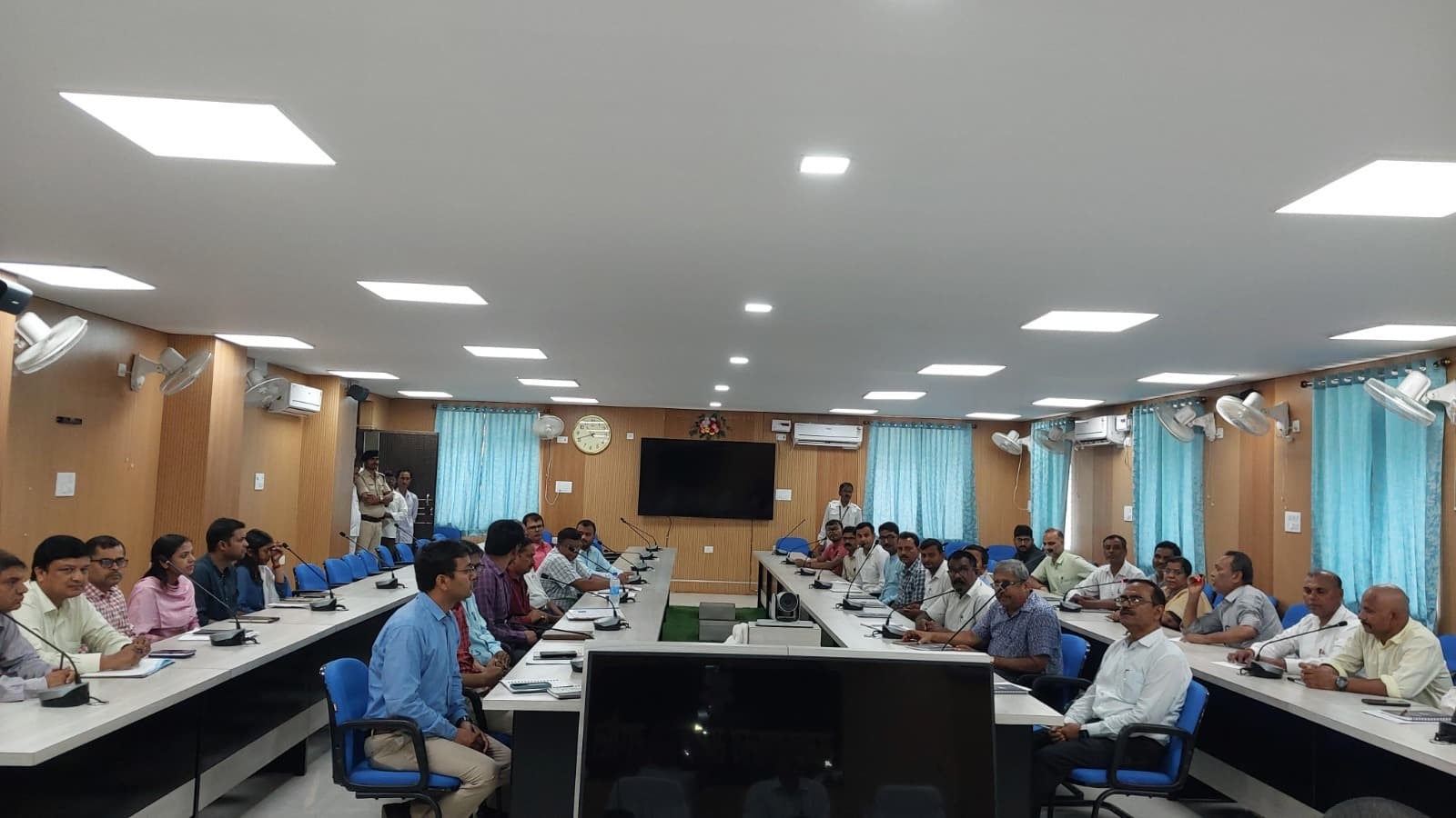 डीएम ने की समीक्षा बैठक, कार्यों की निगरानी व्यवस्था होगी सुदृढ़