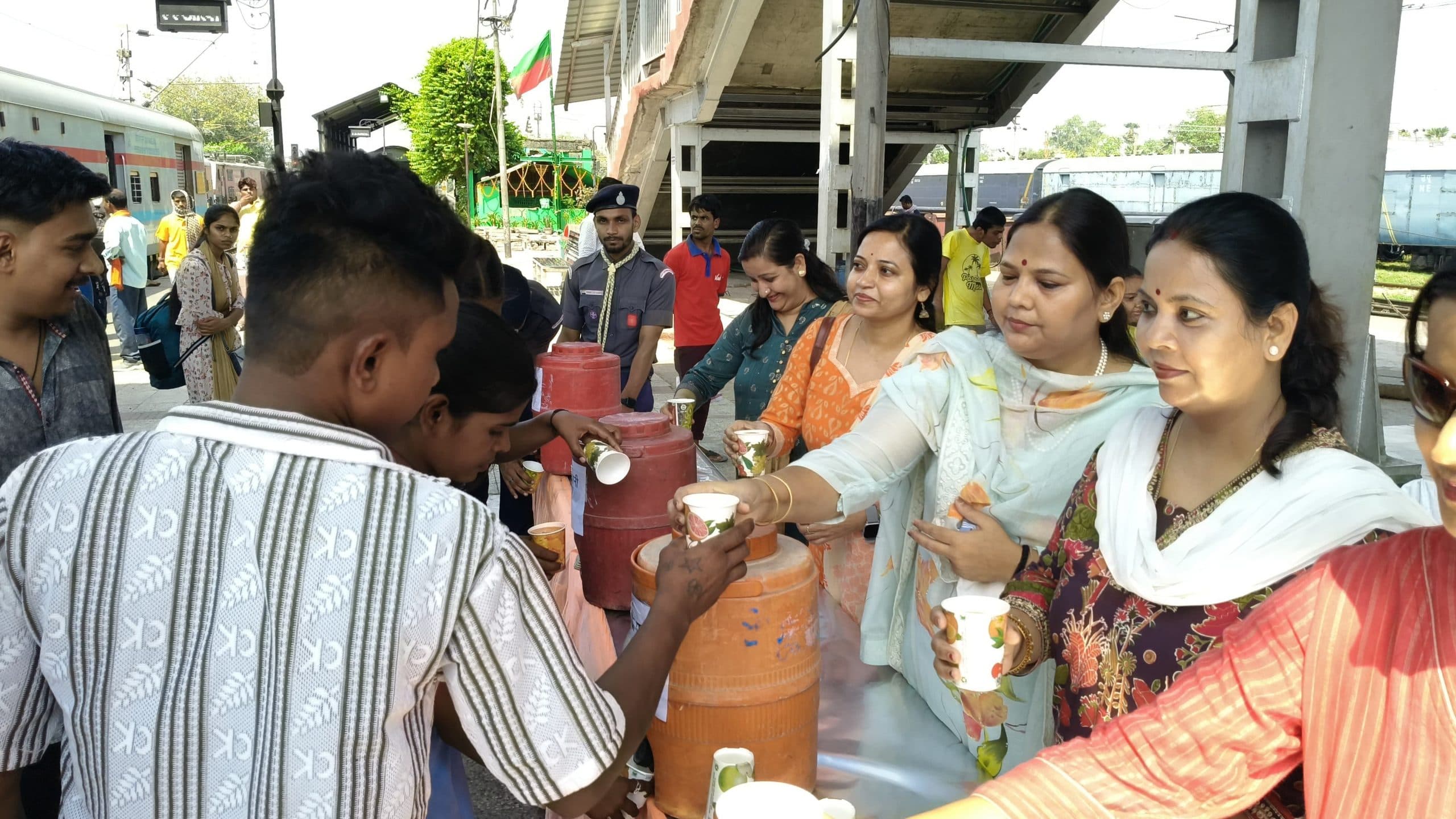 महिला कल्याण संगठन ने यात्रियों को पिलाया पानी