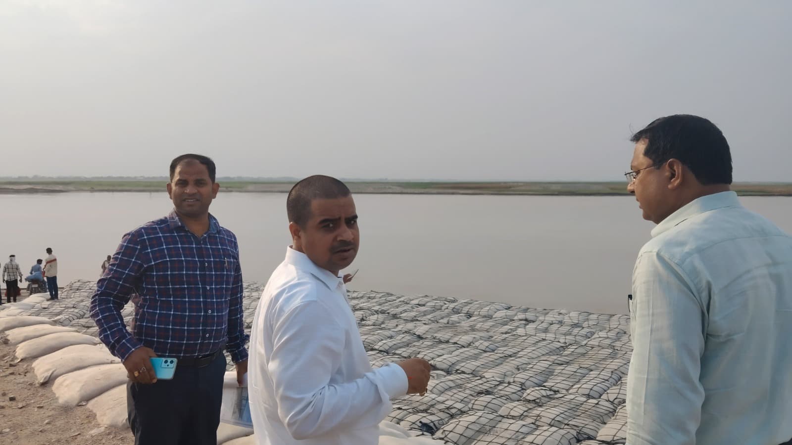 संभावित बाढ़ से निपटने की तैयारी, डीएम ने किया पूर्वी तटबंध प्रमंडल का निरीक्षण