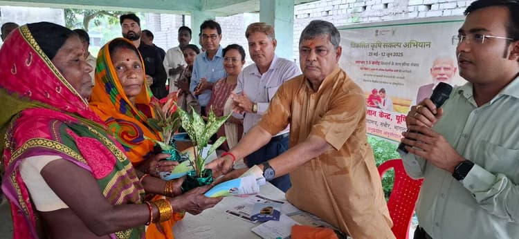 विधायक ने किसानों को पौधा देकर किया सम्मानित