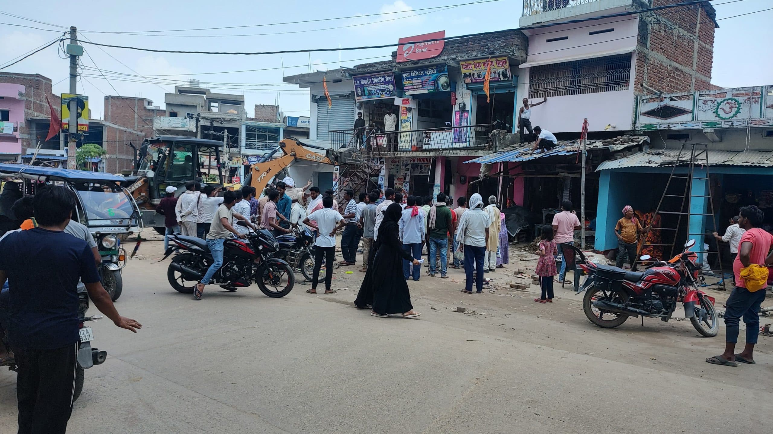 बांकेधाम से मंडावर नदी पुल तक हटाया अतिक्रमण