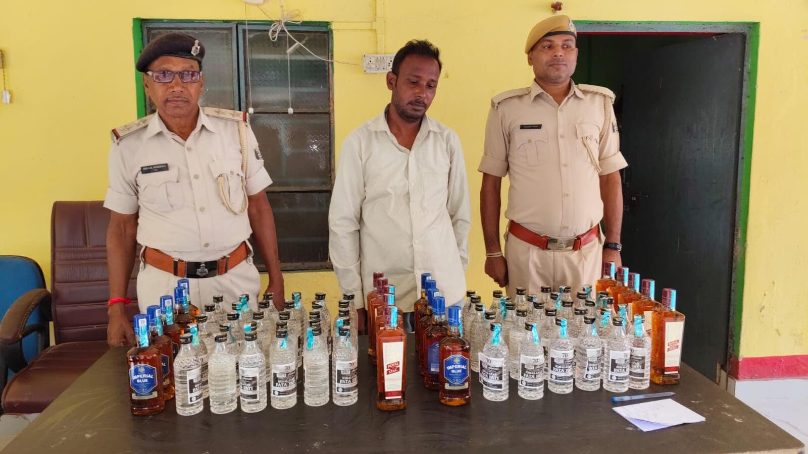 25.5 लीटर शराब के साथ तस्कर गिरफ्तार