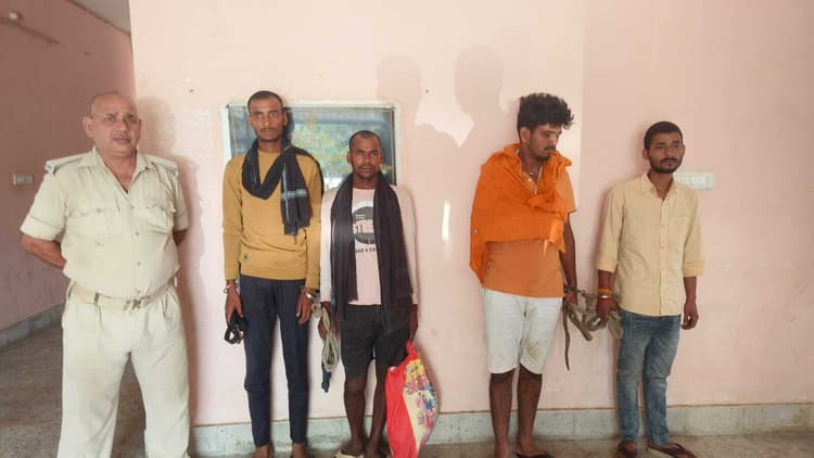 देशी-विदेशी शराब के साथ चार तस्कर गिरफ्तार