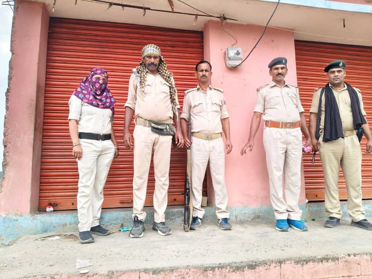 hajipur news. छापेमारी में दुकानों से मिली शराब व बियर, पांच दुकानें सील, महिला गिरफ्तार