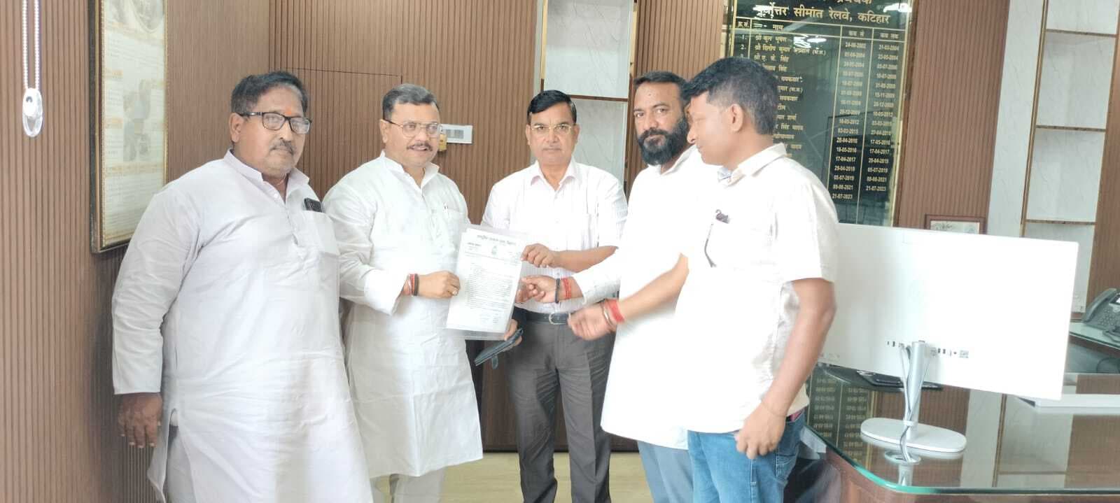 सड़क घेराबंदी के विरोध में डीआरएम से मिला राजद शिष्टमंडल