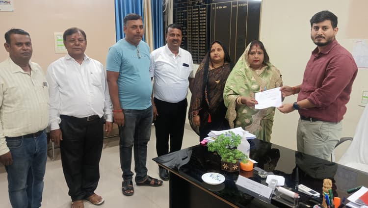 बारसोई नपं के उपचुनाव मे वार्ड पार्षद पद के लिए तीन प्रत्याशियों ने किया नामांकन पर्चा दाखिल