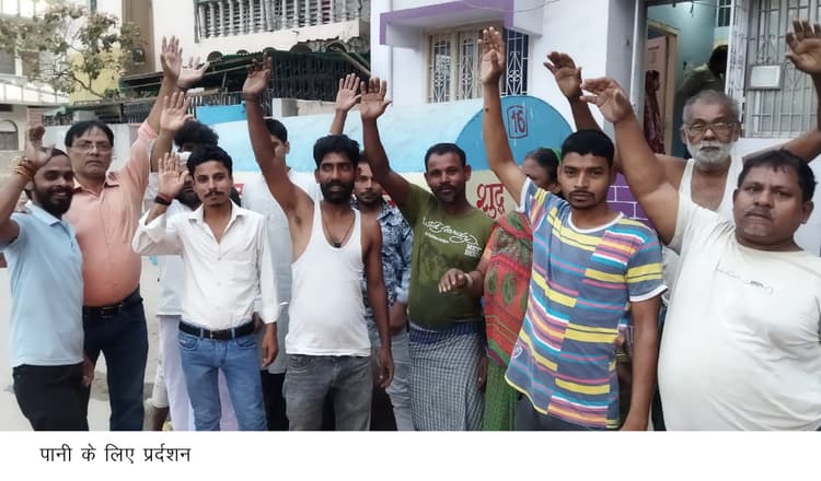 बंद पड़ा है रामपुर बोरिंग पंप, लोगों ने किया प्रदर्शन