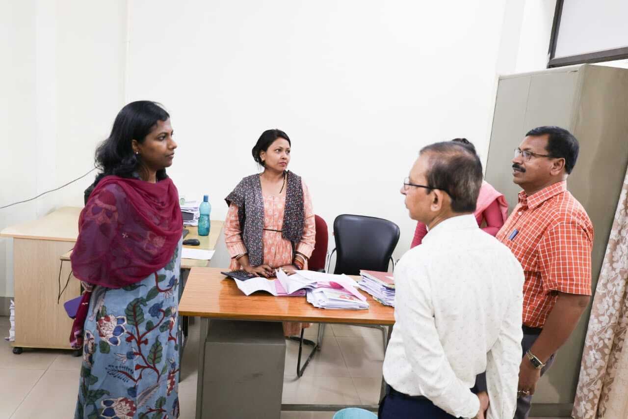 जन शिकायत कोषांग कक्ष का नियमित संचालन करें पदाधिकारी : डीसी