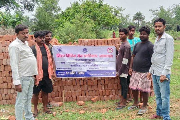 शिविर में लोगों को दी गयी विधिक सहायता की जानकारी
