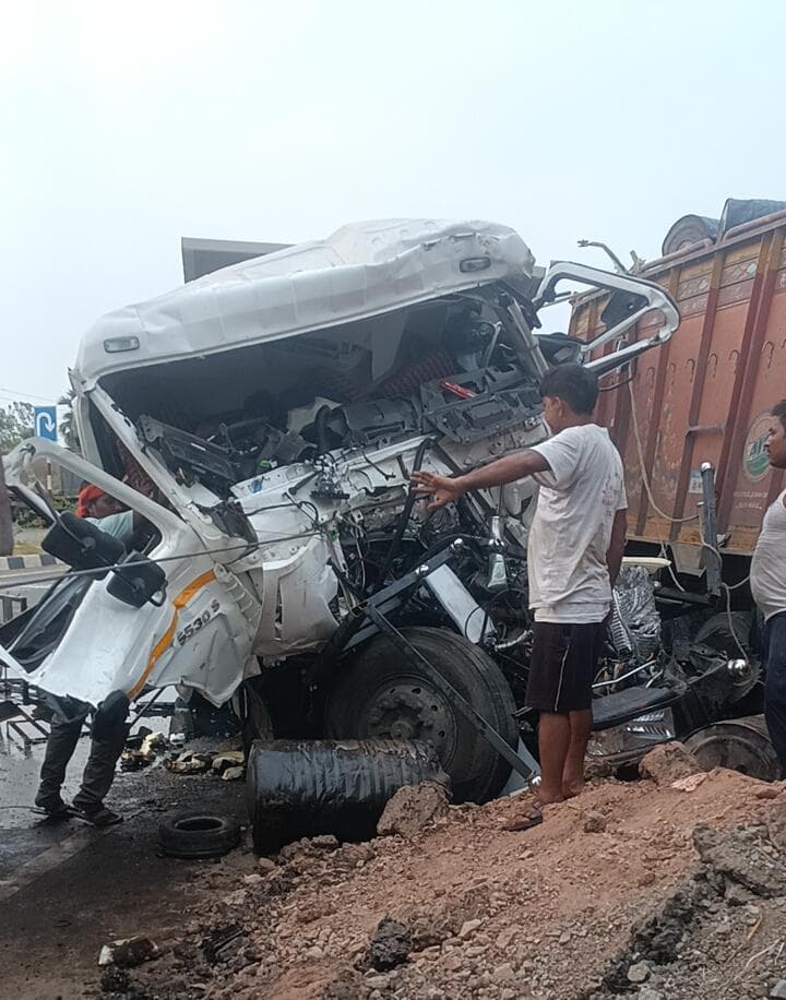हाइवा व ट्रक की भिड़ंत में हाइवा का खलासी घायल, चालक फरार