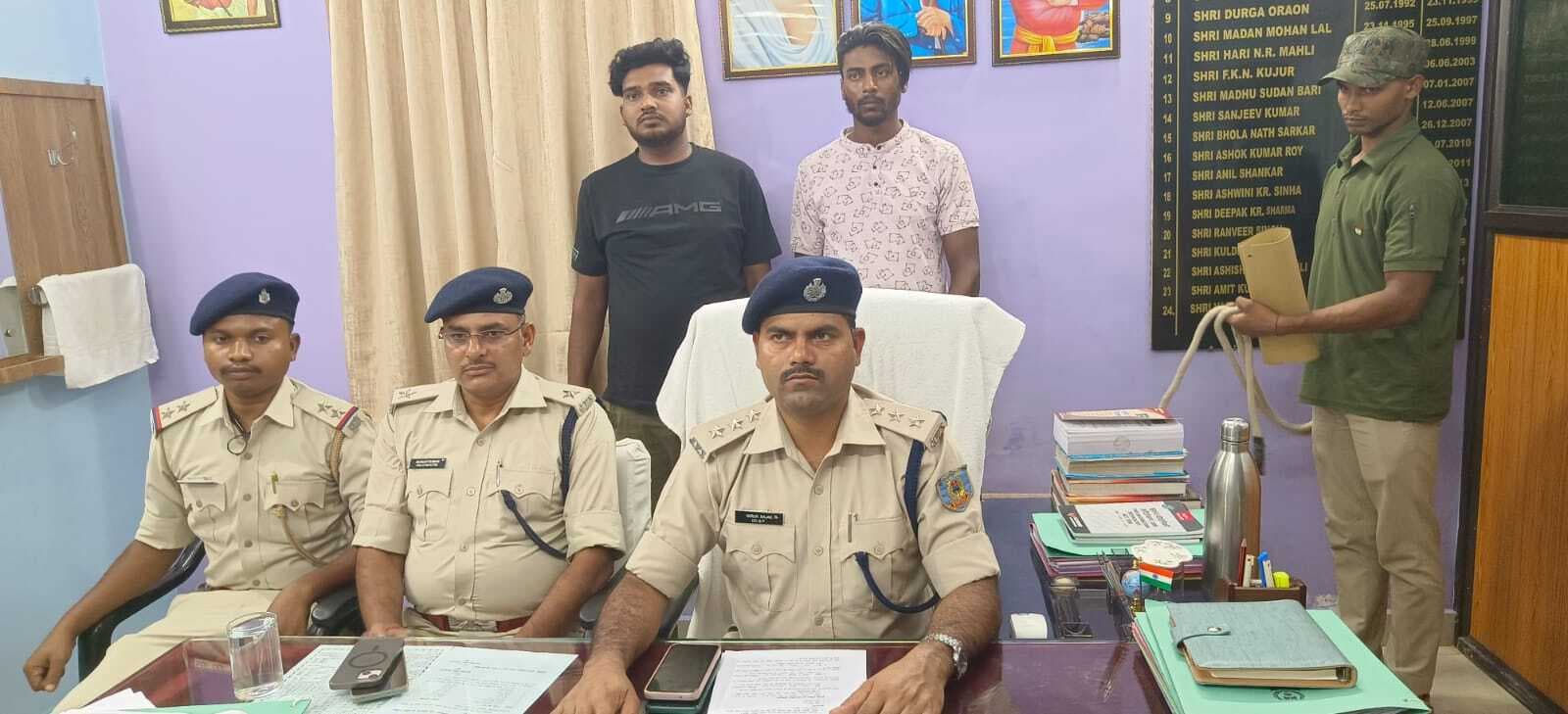 हथियार के साथ दो आरोपी गिरफ्तार