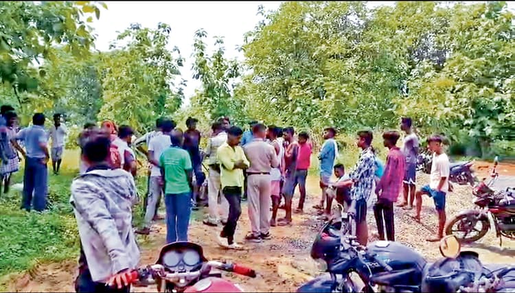 लापता युवक का जंगल में पेड़ से लटका मिला शव