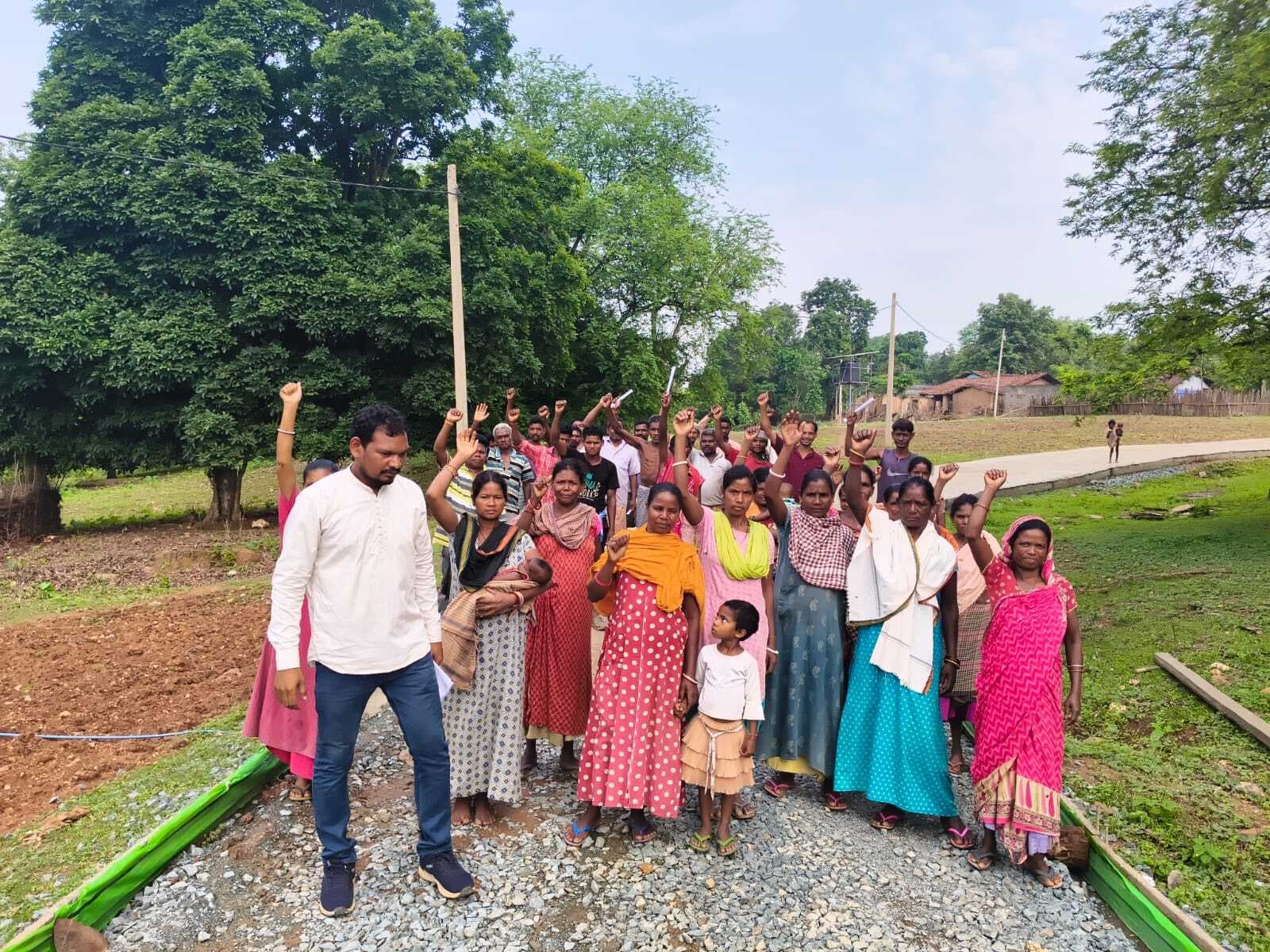 Chaibasa News : सड़क बनते ही पड़ीं दरारें, आक्रोश