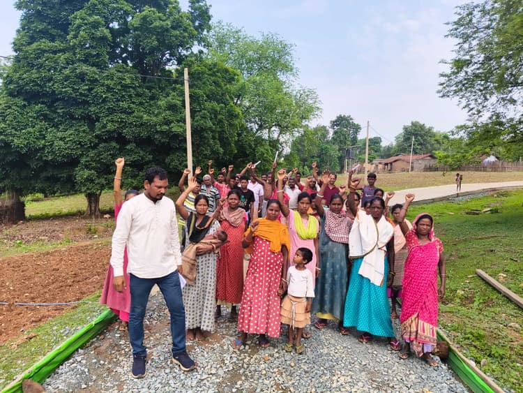 Chaibasa News : सड़क बनते ही पड़ीं दरारें, आक्रोश