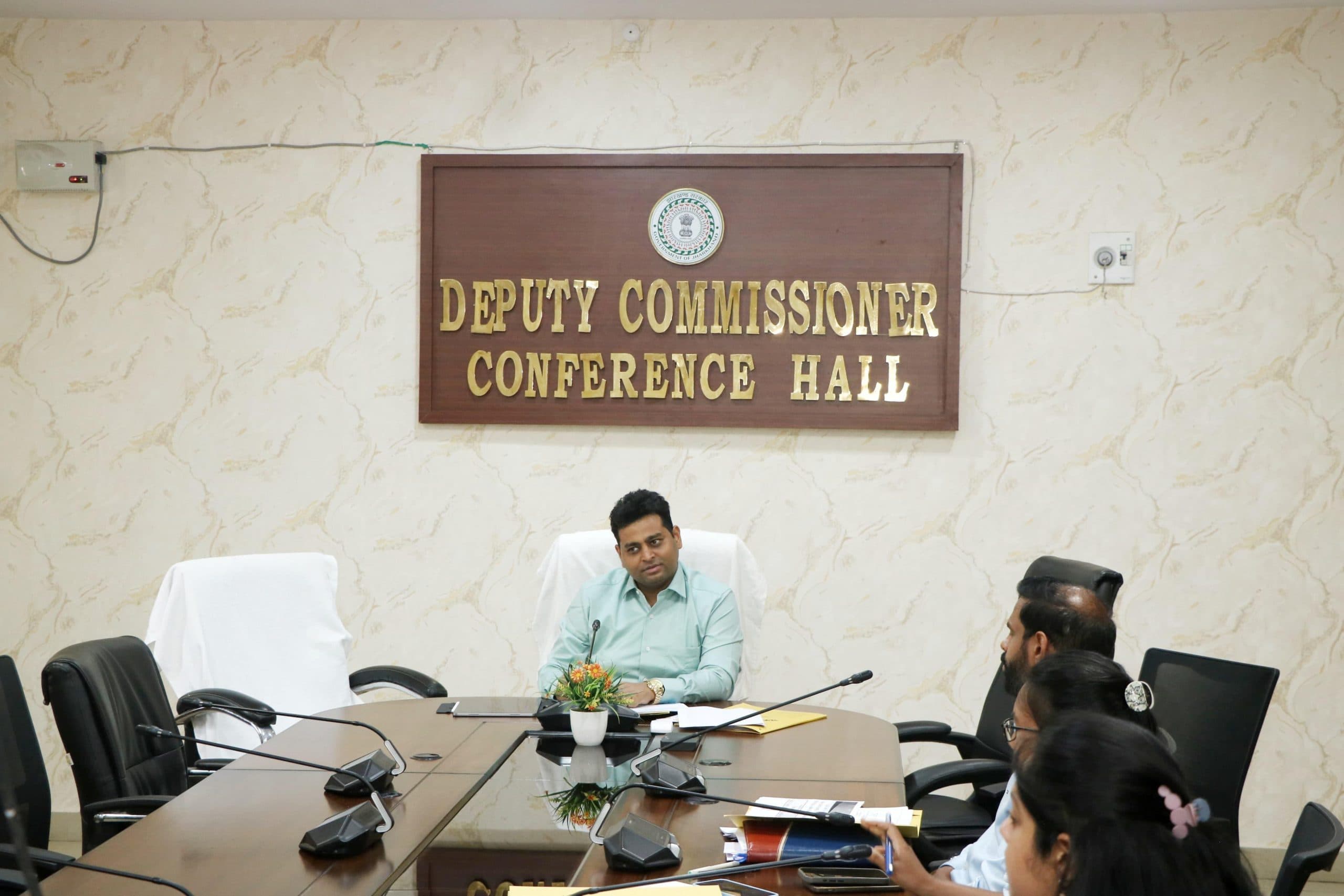 Chaibasa News : जून, जुलाई और अगस्त का राशन 30 जून बांटें : डीसी