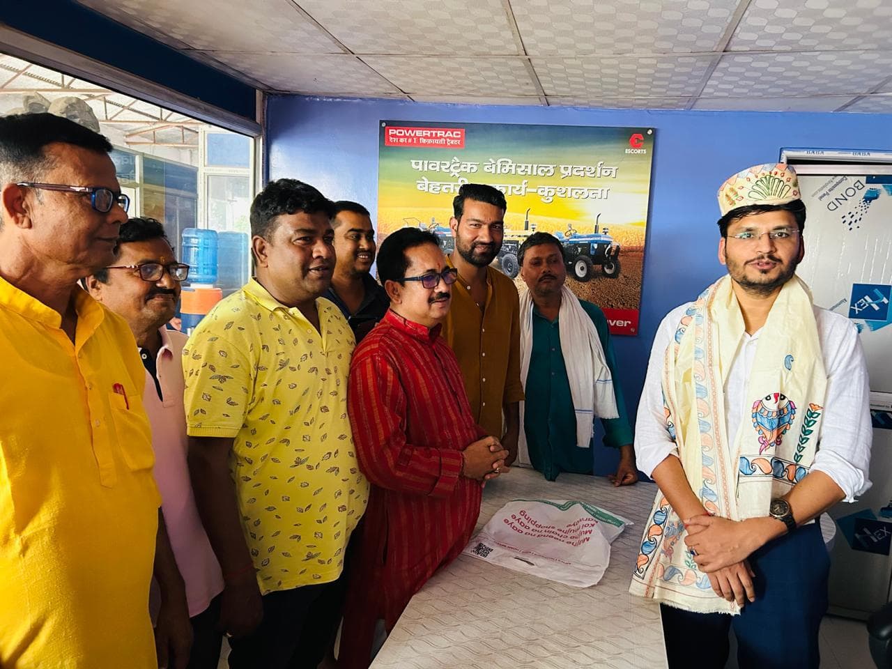 Madhubani News : ब्रह्मर्षि विकास सेवा संस्थान ने पूर्व डीएम को किया सम्मानित