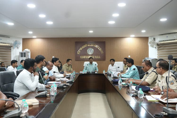Chaibasa News : सोशल मीडिया पर अफवाह फैलाने वालों पर होगी कार्रवाई : उपायुक्त