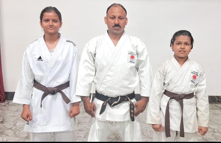 Chaibasa News : चाईबासा की दो महिला कराटेकार का झारखंड टीम में चयन