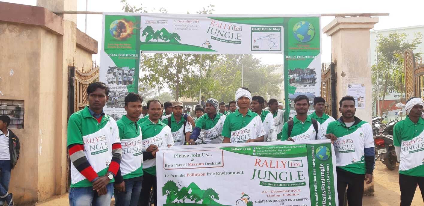 Chaibasa News : बंजर भूमि पर 1500 से अधिक पौधे रोपे जंगलों की रखवाली कर कटने से बचाया