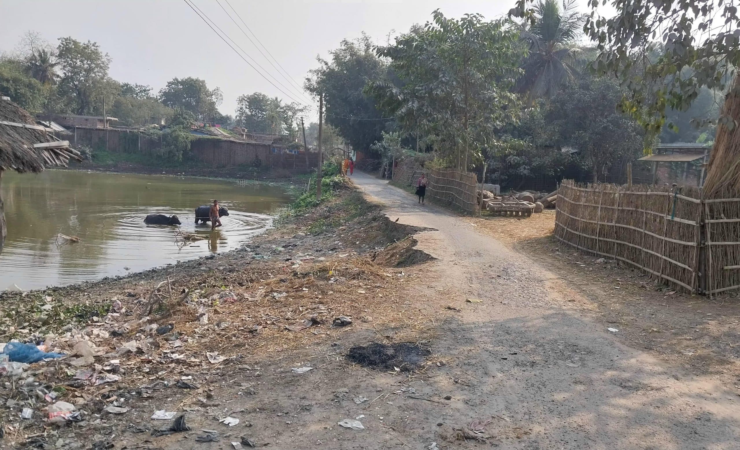 सड़क पर रेनकट के कारण दुर्घटनग्रस्त हो रहे लोग