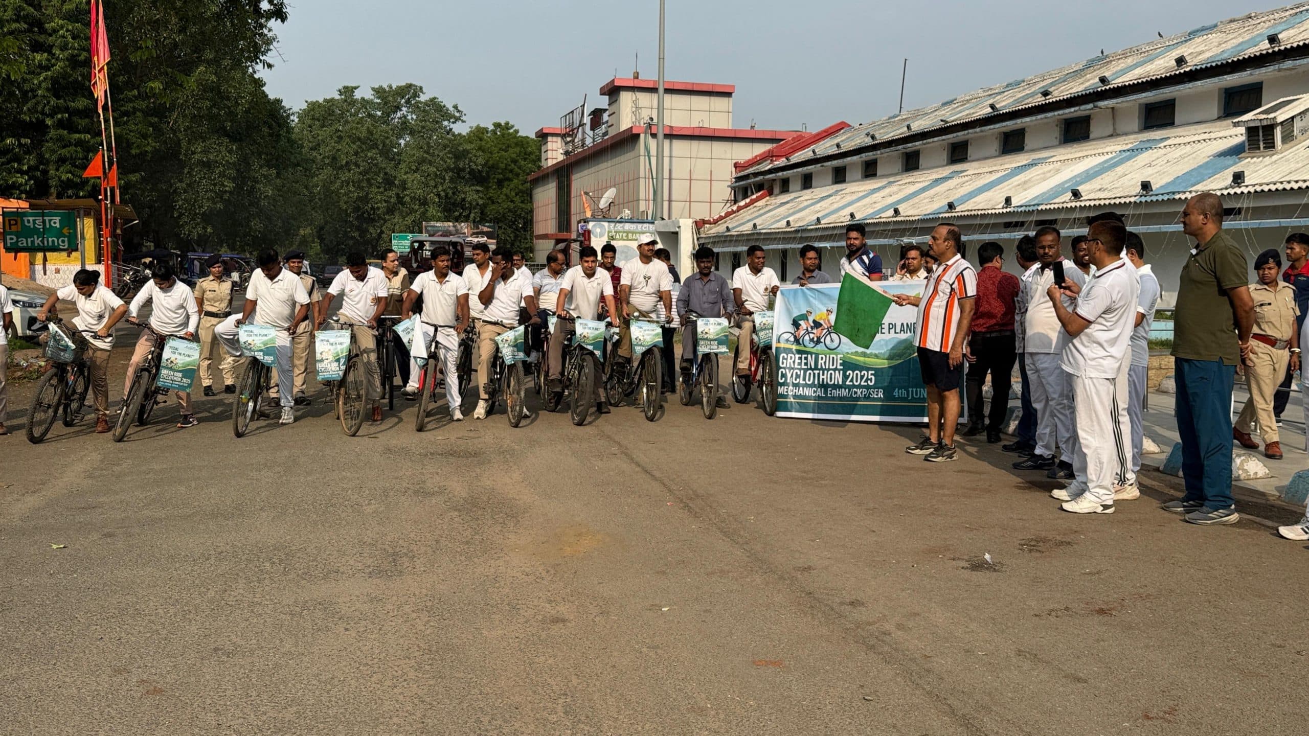 Chaibasa News : मानव जीवन के लिए खतरा है प्लास्टिक, उपयोग न करें : मिश्रा