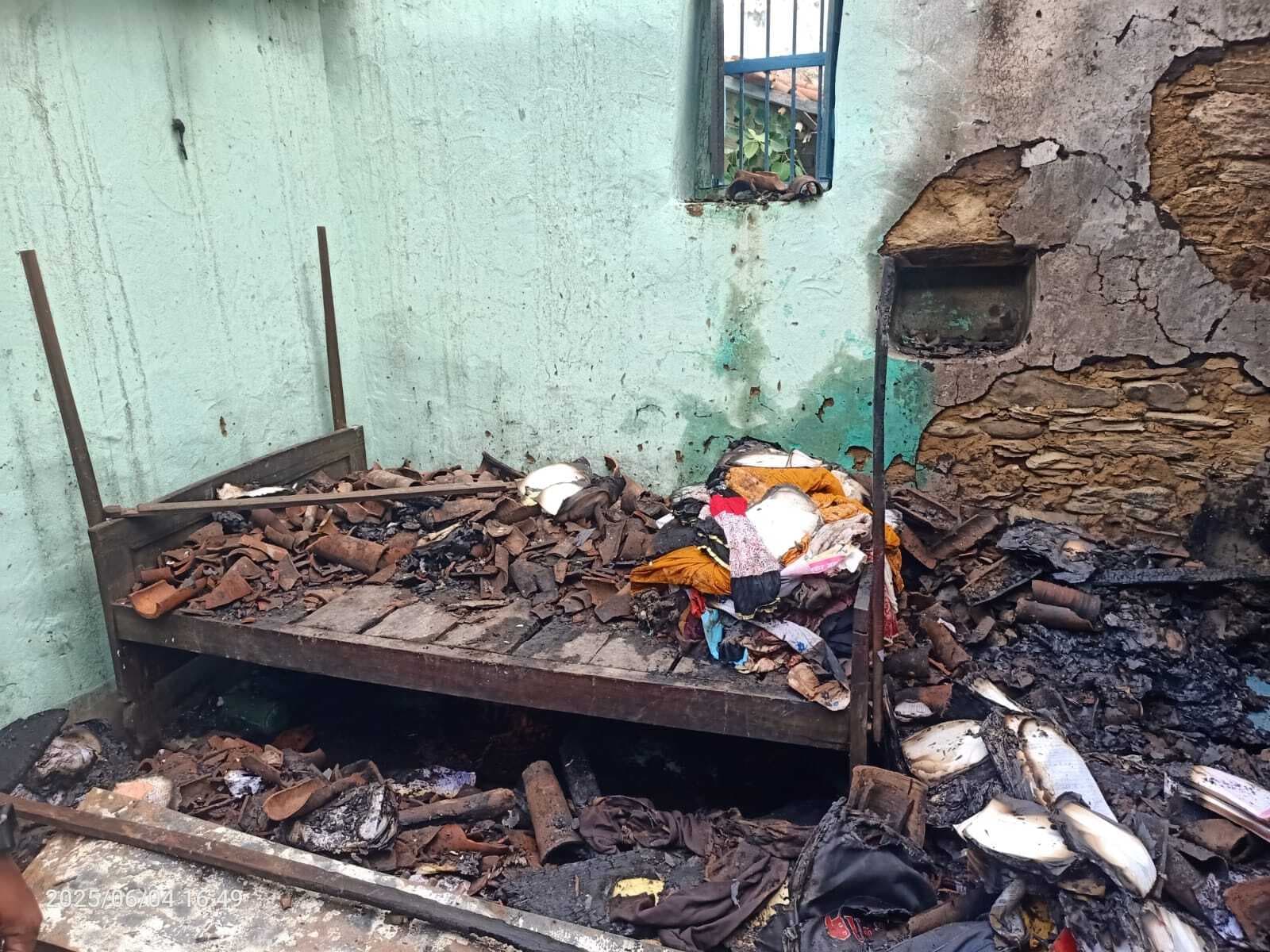 Chaibasa News : शॉर्ट सर्किट से घर में लगी आग, 15 लाख से अधिक का नुकसान