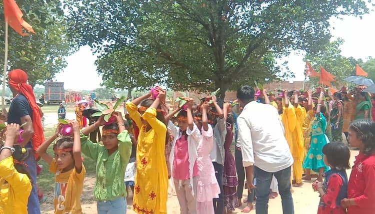 Giridih News :मां दुर्गा की प्रतिमा की स्थापना को ले निकली कलश यात्रा